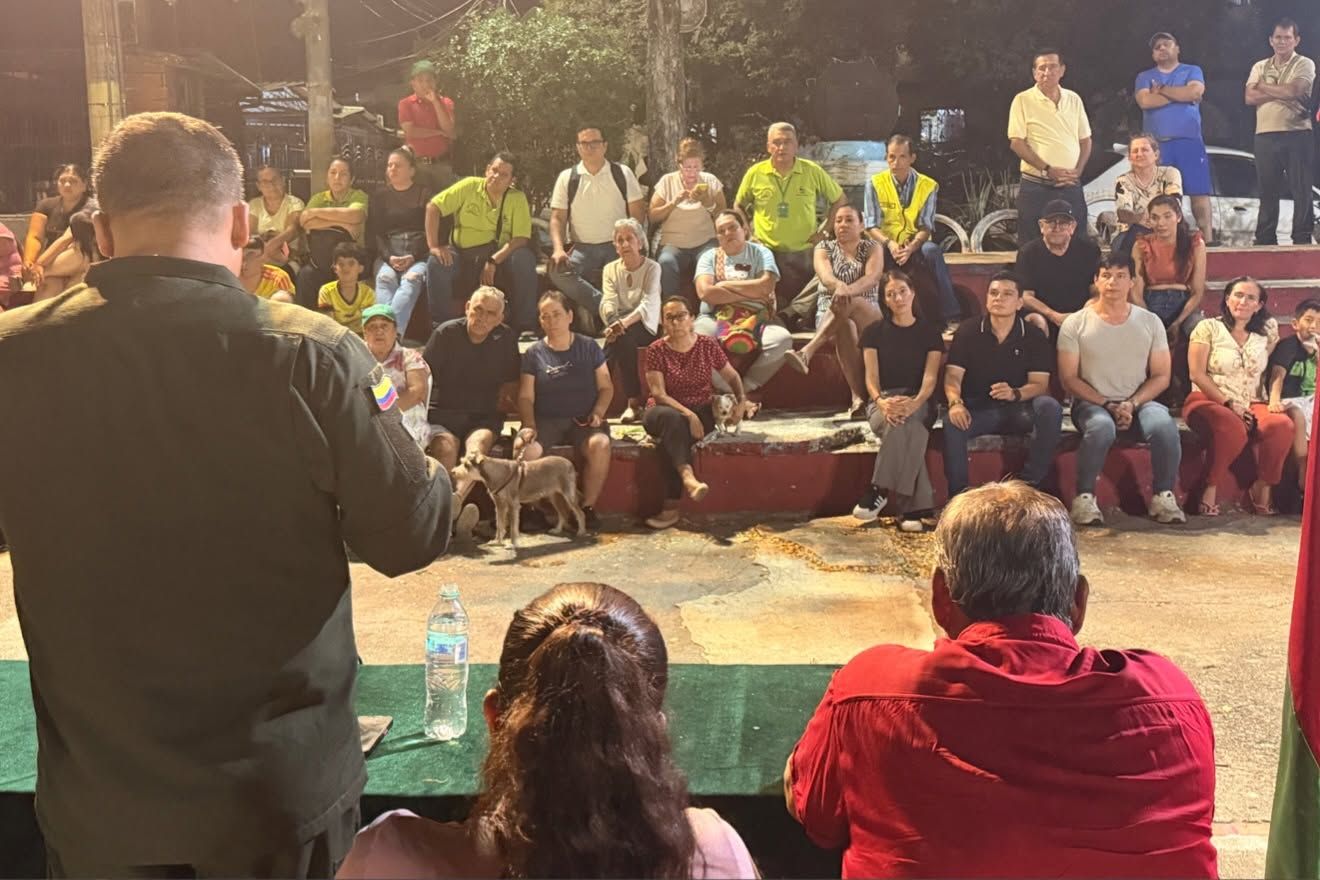 Reunión comunitaria en un barrio de Neiva